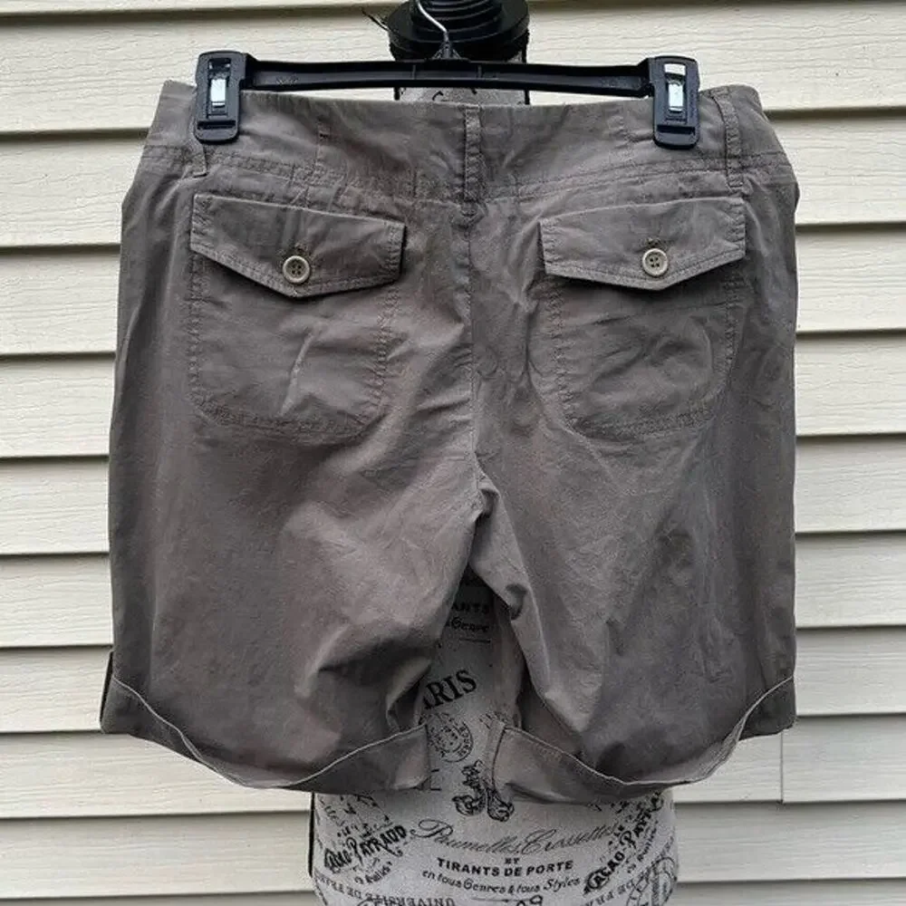 Theory green mid rise Bermuda cuffed shorts with pockets